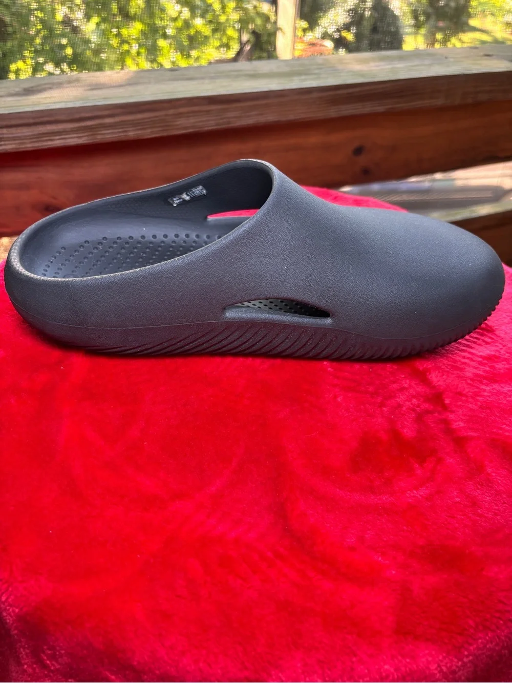 Crocs Mellow Slip On Recovery Clogs Slides Men’s 8 Women’s 10 Black Vent Window